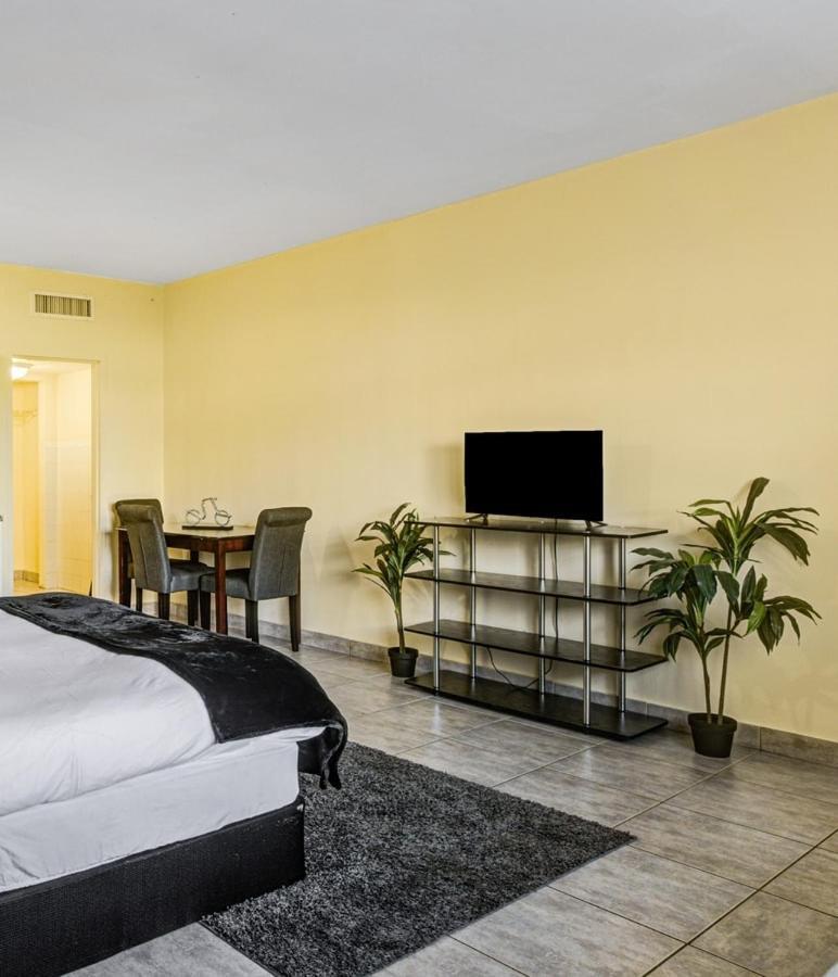 Private Hallandale Beach Studio Wbath Walking Distance To The Beach Pool Free Parking Экстерьер фото